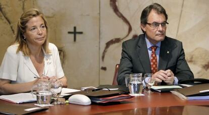 Joana Ortega y Artur Mas, ayer en la reunión del Gobierno de la Generalitat.