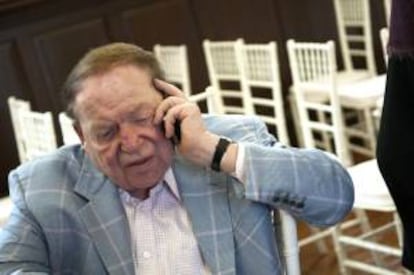 El magnate norteamericano Sheldon Adelson, propietario de la empresa Las Vegas Sands y promotor del complejo de ocio y casino Eurovegas en la localidad madrile?a de Alcorcn, ha participado hoy en un acto en el Ayuntamiento de Toledo.