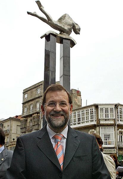 El presidente del PP, Mariano Rajoy, posa ante la escultura <i>El Sireno</i>, símbolo de la ciudad de Vigo.