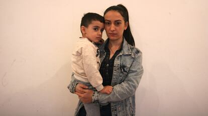 Arevik Petrossian, con su hijo de tres años, la pasada semana en el centro de acogida en Ereván, la capital armenia.