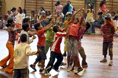 Niños saharauis juegan en el polideportivo de Getxo mientras esperan su vuelo a Argelia.