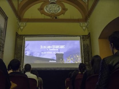 El Salón de Los Tapices, en el Real Alcázar de Sevilla, durante el estreno de la quinta temporada de Juego de Tronos.