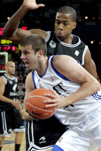 El ala pívot serbio del Real Madrid Novica Velickovic intenta eludir la defensa del alero del Bizkaia Bilbao Basket Chris Warren.