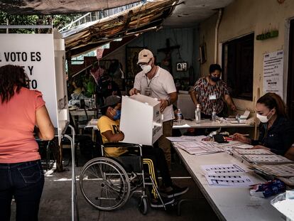 Electores votan en Monterrey, Nuevo León, este domingo.