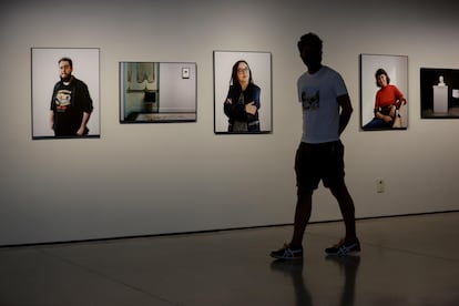 Un visitante recorre este lunes el museo Can Framis de Barcelona la sala con tres de los retratos de Sophie Köhler dedicados a vigilantes de sala.