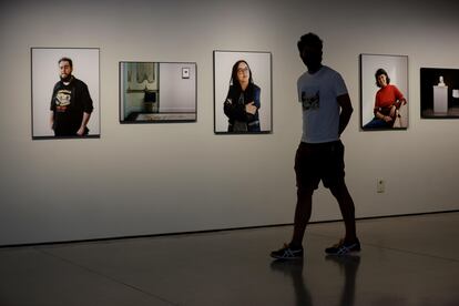 Un visitante recorre este lunes el museo Can Framis de Barcelona la sala con tres de los retratos de Sophie Köhler dedicados a vigilantes de sala.