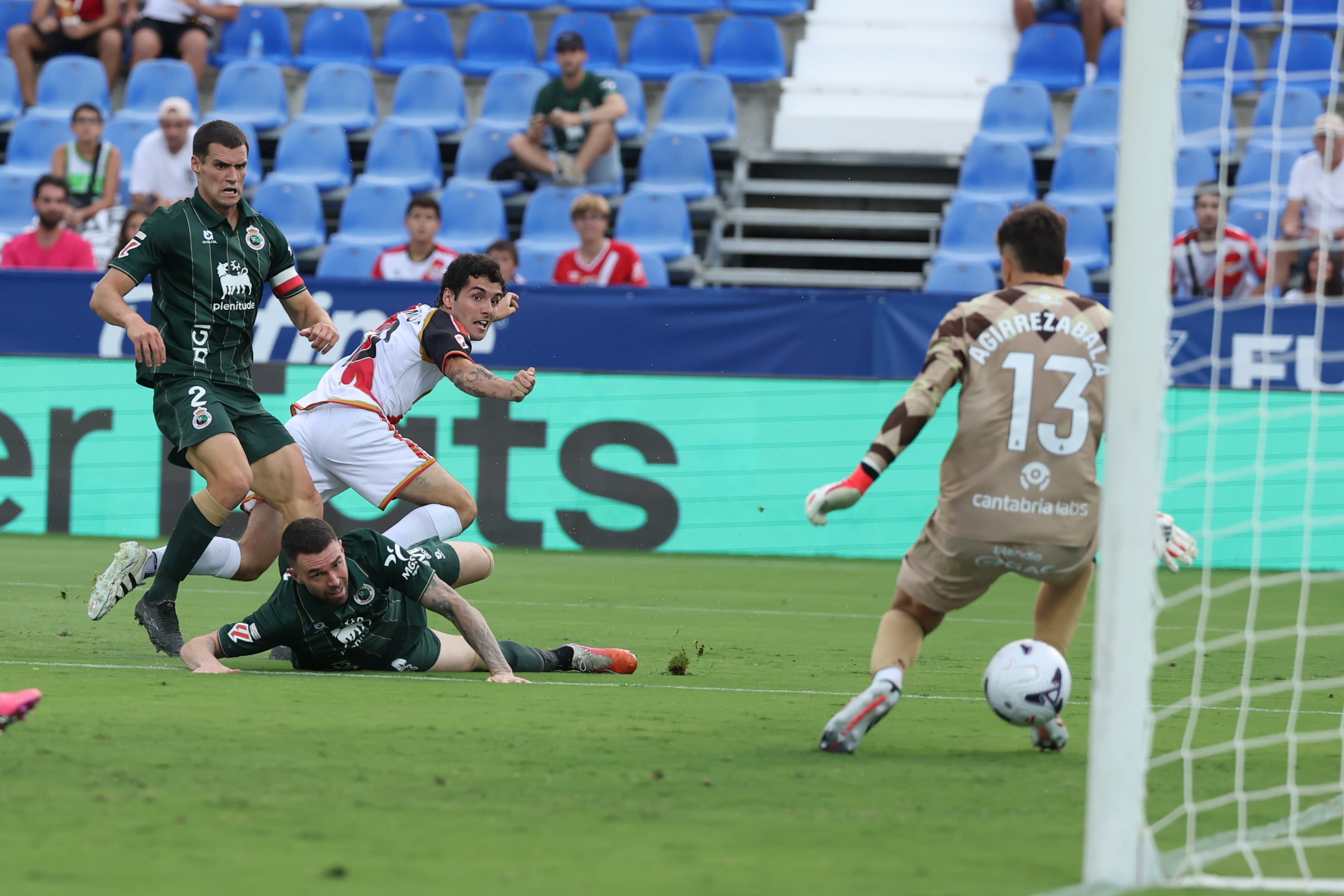 Camello y Ratiu convierten Butarque en Vallecas y dan la primera victoria del curso al Rayo