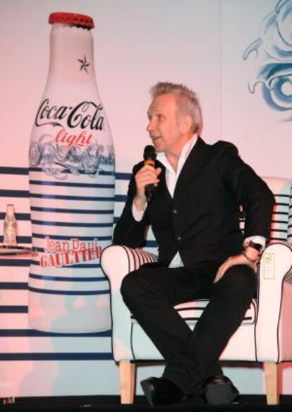 Jean Paul Gaultier, durante la presentación de las nuevas botellas de Coca-Cola light.