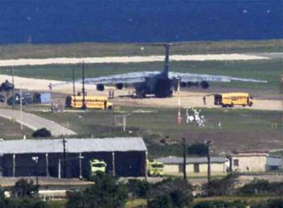 Un avión de transporte, en la base estadounidense de Guantánamo en enero de 2002.