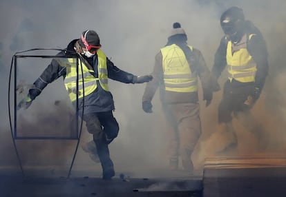 O número de participantes dos protestos aumentou em relação a semana passada, quando 26.000 pessoas foram às ruas. No sábado 8 de dezembro, a polícia francesa realizou cerca de 2.000 detenções. Na imagem, manifestantes em Nantes.