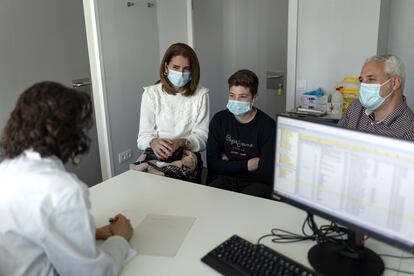 Adrián Hueso y sus padres, Marisa Ramos y Antonio Hueso, acuden a la consulta con la neuróloga Patricia Pozo, en el Hospital Vall d'Hebron de Barcelona.