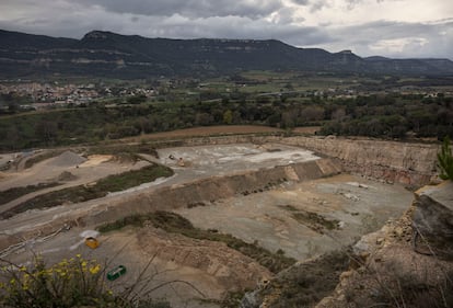 La cantera del Fitó de Seva, durante los trabajos de relleno con los residuos de la cantera de St. Antoni.