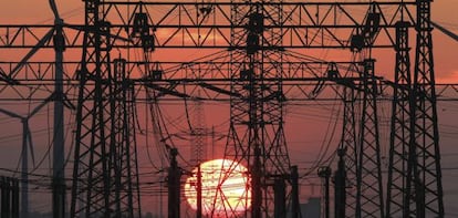 Una puesta de sol junto al tendido eléctrico.