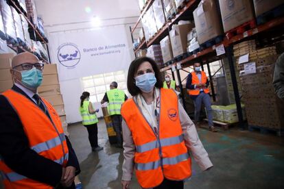 La ministra de Defensa, Margarita Robles, visitó este jueves la sede del Banco de Alimentos de Madrid para reconocer su trabajo y el de los militares que, cuando la situación era crítica, acudieron para ayudar con la logística.