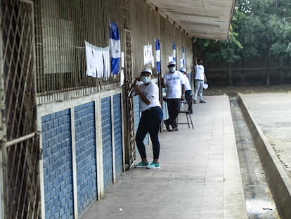 Miembros de juntas receptoras de votos esperan a los votantes, el domingo en Managua.