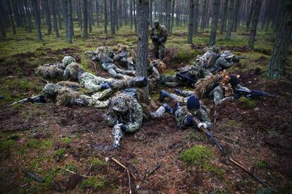 Entrenamiento de un grupo de paramilitar en un bosque cerca de Minsk Mazowiecki, en Polonia. Inspirados por la guerra de Ucrania, Polonia sufre un incremento de personas que se unen a grupos paramilitares voluntarios que imparten entrenamiento militar b&aacute;sico. 