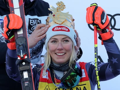 A crown is placed on United States' Mikaela Shiffrin's head after she won an alpine ski, women's World Cup giant slalom, in Kronplatz, Italy, Wednesday, Jan. 25, 2023.