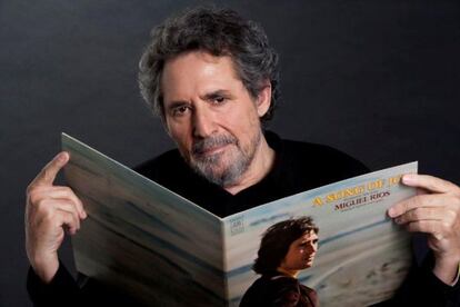 Miguel Ríos posa con un vinilo de la versión canadiense del 'Himno de la alegría'