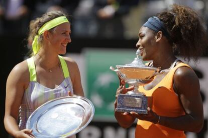 Serena Williams sonríe a Azarenka tras el partido