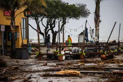 La tormenta ha sido provocada por una alargada banda en la atmósfera que puede transportar grandes flujos de humedad concentrada en la atmósfera. En la imagen, destrucción en las calles de la ciudad de Capitolia.