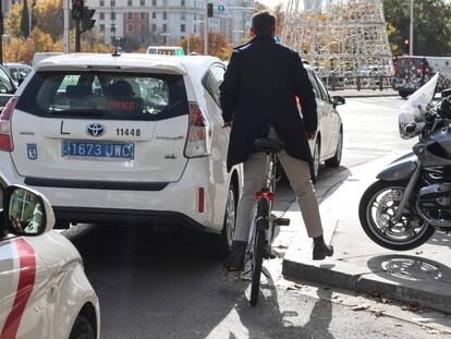 Un ciclista circulando entre tráfico por el Paseo de la Castellana, este miércoles.