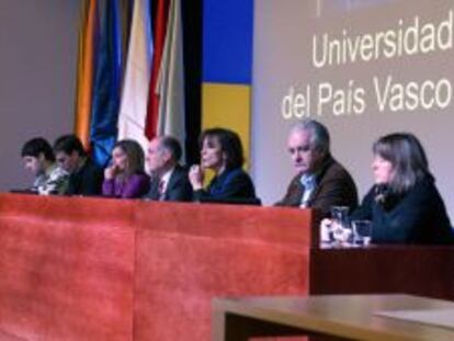 La mesa del claustro, con Goirizelaia en el centro, escucha una de las intervenciones.