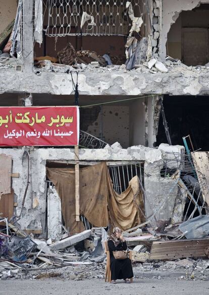 Khitam Moussa, en frente de un bloque de apartamentos en Beit Hanun el 14 de agosto. El fotógrafo le pregunta sobre la prórroga de la tregua: "Queremos paz y seguridad para todos. ¿Qué queremos? Queremos un estilo de vida digno, una vida digna. El pueblo palestino ha sido humillado. Te pregunto, cuantos martires hemos perdido? Cuantas mujeres, niños, jóvenes, ancianos, jeques?", responde