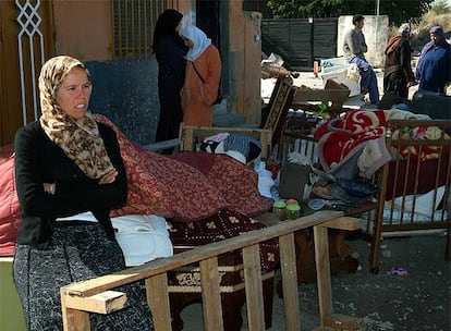 El propietario de la casa, un marroquí llamado Abdel, había recibido varios avisos desde noviembre de 2006 para informarle del derribo de su casa, que se encuentra en una vía pecuaria de uso y dominio público. Abdel vivía en la chabola con su mujer, embarazada de tres meses, y sus dos hijos pequeños. Se han quedado en la calle, porque como el Ayuntamiento considera ilegal su casa no piensa realojarlos.