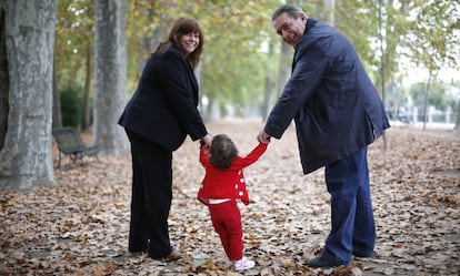 Elsa Saint y su marido Juan González, con su hija Cayetana, nacida por gestación subrogada, en Aranjuez (Madrid).