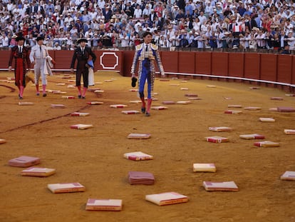 Roca Rey da la vuelta al ruedo entre almohadillas tras la muerte del sexto toro.