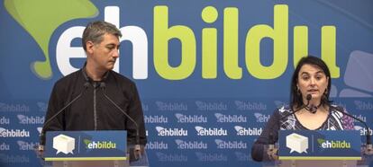 Los dirigentes de EH Bildu, Oskar Matute y Nekane Pérez, durante la presentación de las candidaturas al Congreso y al Senado.