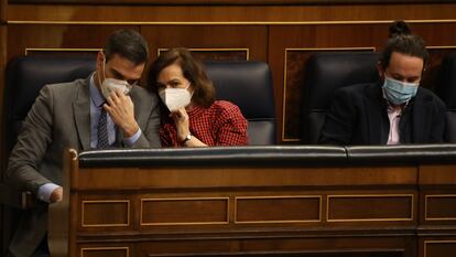 El vicepresidente segundo del Gobierno, Pablo Iglesias, junto al presidente del Gobierno, Pedro Sánchez, y la vicepresidenta primera, Carmen Calvo, durante una nueva sesión de control este miércoles.