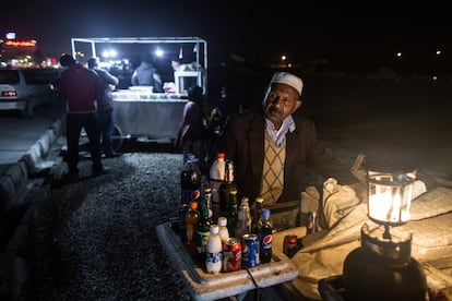 Ali, que se dedica a vender bebidas, falafel y cigarrillos junto a la costa, en Bushehr, prepara su herrumbroso carrito. 