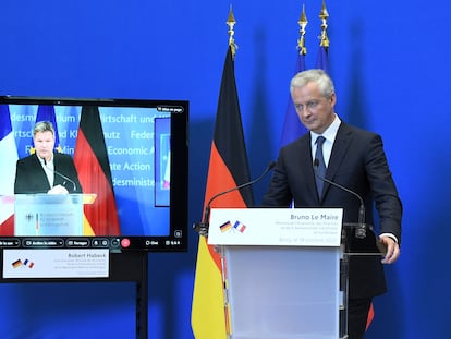 El ministro francés de Economía y Finanzas, Bruno Le Maire, durante la videoconferencia con sus homólogos alemanes. En la pantalla, el ministro alemán de Economía, Robert Habeck.