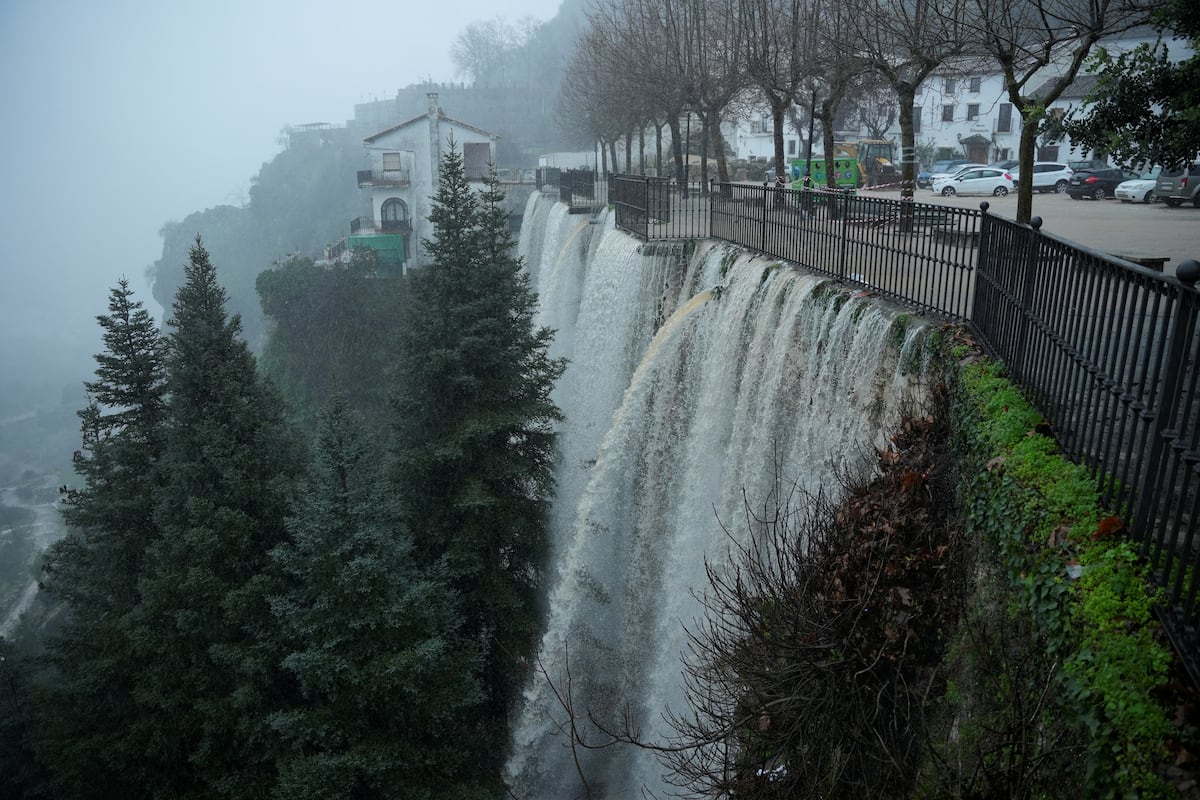Última hora de la borrasca ‘Leonardo’, en directo | La borrasca mantiene cerradas 116 carreteras por la lluvia y la nieve