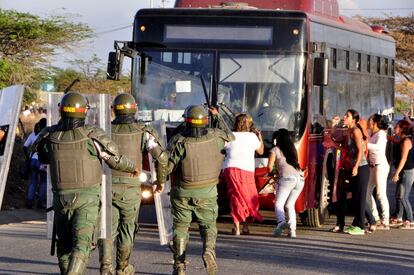 Familiares de los presos protestan a las puertas de la prisión.