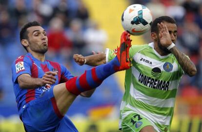 Barral pelea un ablón con Diego Castro.