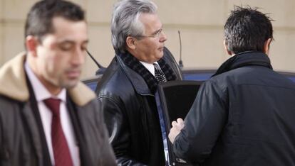 Garz&oacute;n con sus escoltas en la puerta de la Audiencia Nacional.