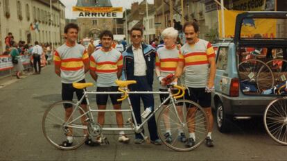 Perucha, en el centro de la imagen, acompaña en 1985 al equipo paralímpico español