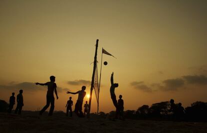 Un grupo de muchachos indios juegan al voleibol a orillas del río de Daya en las afueras de la ciudad oriental india de Bhubaneswar, India.