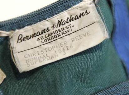 El traje de Superman incluye una etiqueta donde consta el nombre de Christopher Reeve y la talla: "normal"