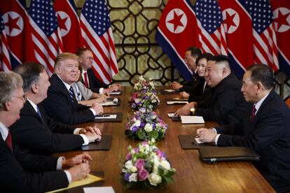Las delegaciones de EE UU y Donald Trump encabezadas por Donald Trump y Kim Jong-un durante el último día de reuniones.  Los mandatarios han interrumpido su segunda cumbre sin llegar a un acuerdo y han abandonado Vietnam antes de lo previsto. 