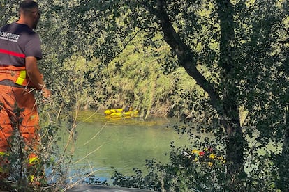 Medios de rescate y emergencia estaban buscando desde primera hora de este viernes al menor en el lugar donde desapareció la tarde del jueves mientras se bañaba en el río Júcar, en el término de Alzira (Valencia).