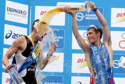 Gómez Noya celebra el triunfo junto a Jan Fordeno