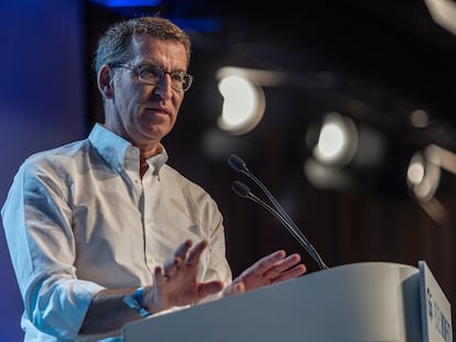 El presidente del PP, Alberto Núñez Feijóo, durante la clausura de un acto del partido, este domingo.