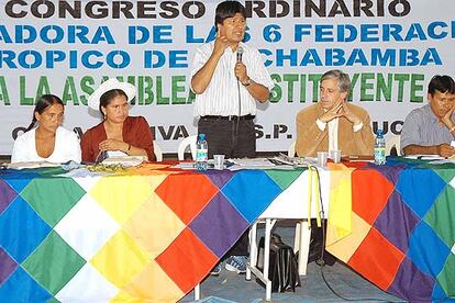 Evo Morales junto al vicepresidente Álvaro García Linares y dirigentes cocaleros, el sábado en Cochabamba.