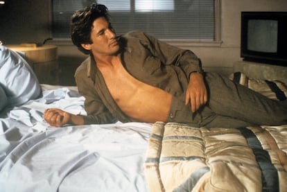 LA MONOCROMÍA. La conocidísima secuencia en que Richard Gere elige su vestuario en 'American Gigolo' es en sí misma una lección magistral para entender su noción del color. En una época en que lo habitual era combinar prendas por contraste, el italiano puso de moda lucir colores muy cercanos, pero no idénticos, en una búsqueda de una cierta naturalidad sobria y contenida. Combinaba varios tonos de marrón, gris o azul, y prefería siempre los colores intermedios, como vestigio de una época en que los diseñadores competían entre sí por dar con una paleta cromática propia y diferenciada. La de Armani fue siempre sutil y enormemente equilibrada, y el tiempo le dio la razón. No en vano sus últimas colecciones, presentadas en Milán, recuperaban su combinación cromática más popular: camisa, chaqueta, corbata y pantalón en tonos y estampados muy similares, una forma de dar protagonismo a la silueta y a los tejidos. También su afición por la fotografía en blanco y negro, en gran parte debida al talento de su colaborador Aldo Fallai, privilegiaba esta paleta de grises y sombras que lo haría reconocible al instante.
