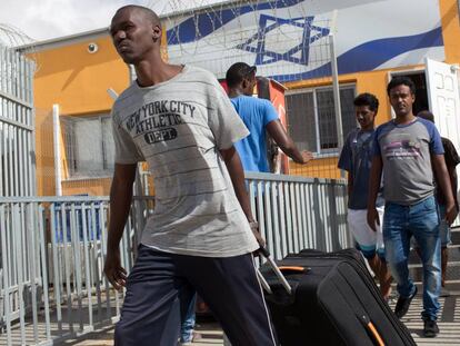 Inmigrantes africanos, en el centro de detención de Holot en agosto de 2015.