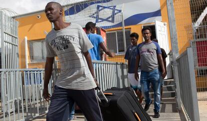 Inmigrantes africanos, en el centro de detención de Holot en agosto de 2015.