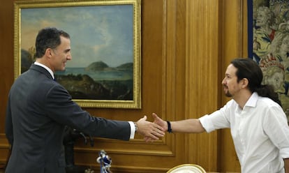 El rey Felipe VI recibe al líder de Podemos, Pablo Iglesias, durante la ronda de consultas para proponer un candidato a la Presidencia del Gobierno, el 22 de enero de 2016.